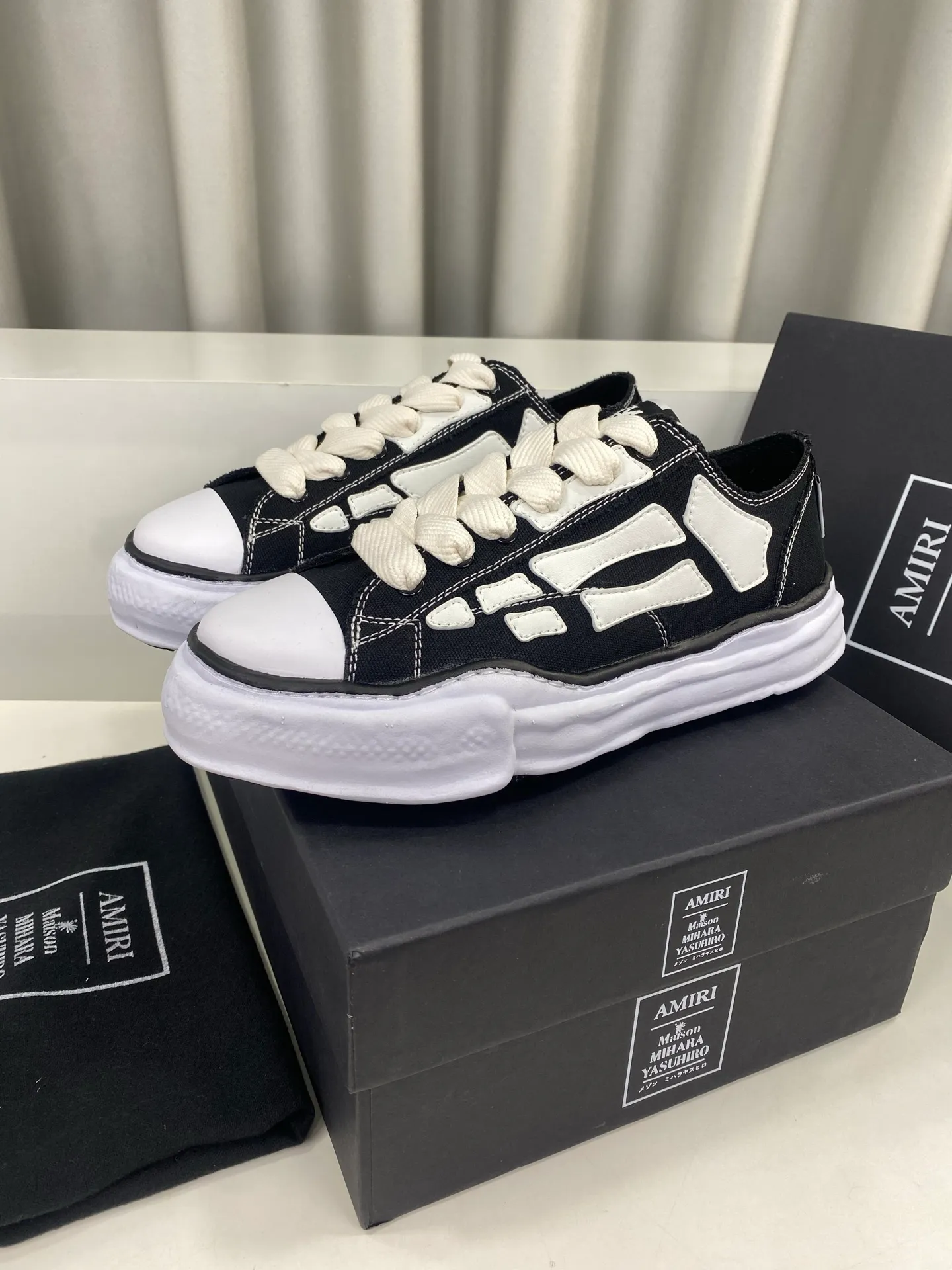 [AMIRI Handmade clay mold soles and AMIRI's iconic BONES leather embroidery details are a major feature of the shoe, showing unique craftsmanship and style🚩 Material: Upper original custom space Monica canvas! Lining: original technical cloth, outsole: original molded steel-stamped EVA foam bottom,